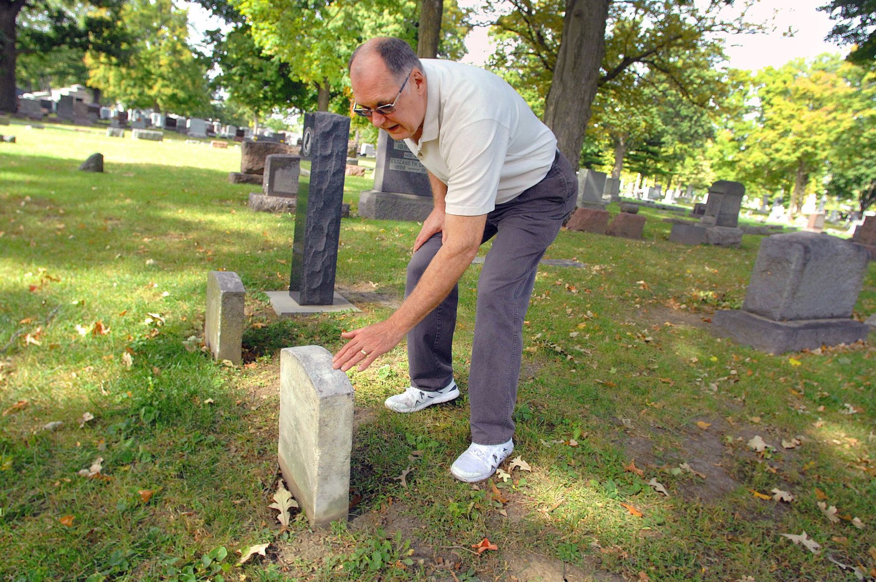100718-blm-loc-3gravestones